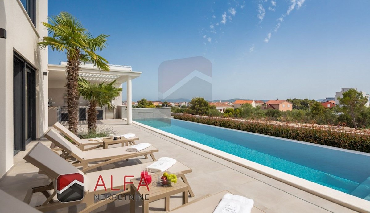 Croazia, Vodice, ATTRAENTE, nuova villa di lusso per famiglie in vendita, con piscina, garage e vista mare