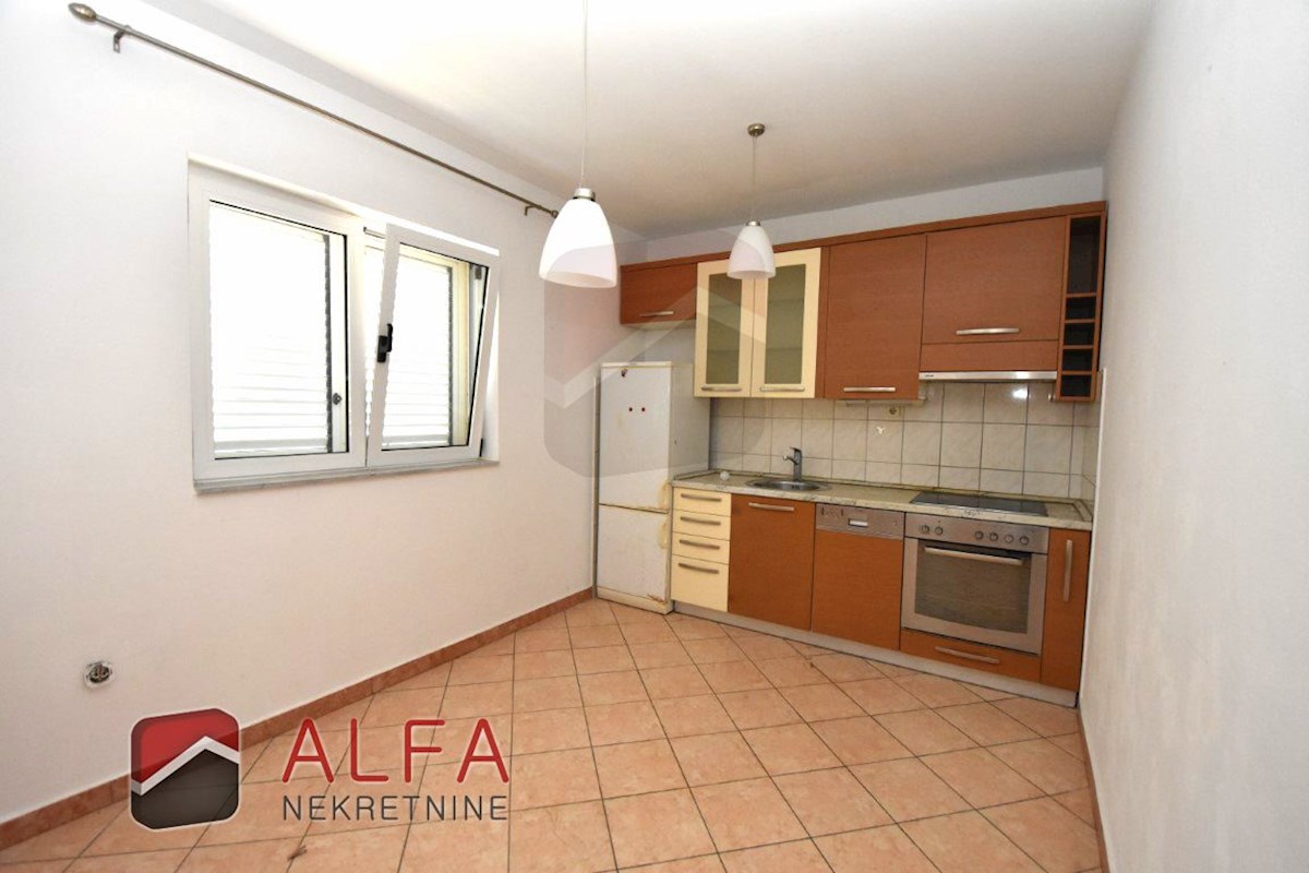 Croazia, Vodice, Srima, casa indipendente in vendita con 5 appartamenti, vicino al mare