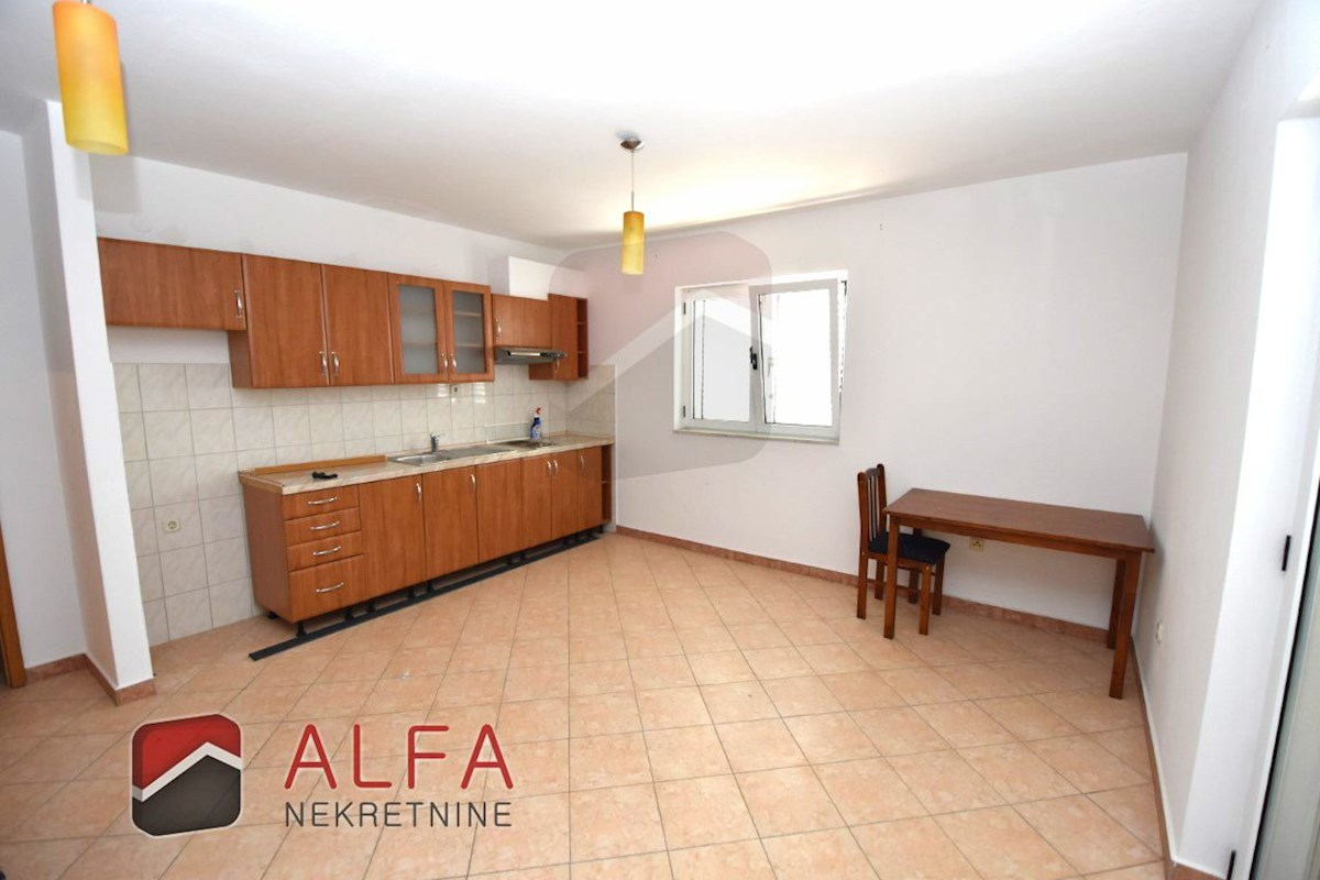 Croazia, Vodice, Srima, casa indipendente in vendita con 5 appartamenti, vicino al mare