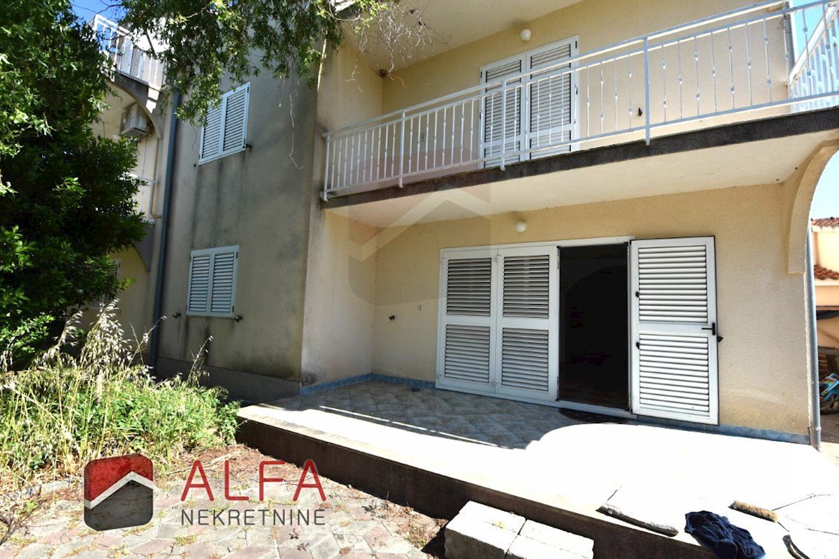 Croazia, Vodice, Srima, casa indipendente in vendita con 5 appartamenti, vicino al mare