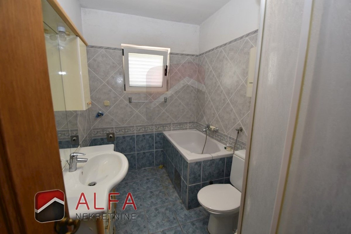 Croazia, Vodice, Srima, casa indipendente in vendita con 5 appartamenti, vicino al mare