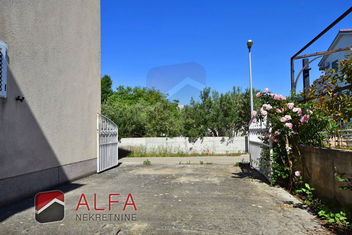 Croazia, Vodice, Srima, casa indipendente in vendita con 5 appartamenti, vicino al mare