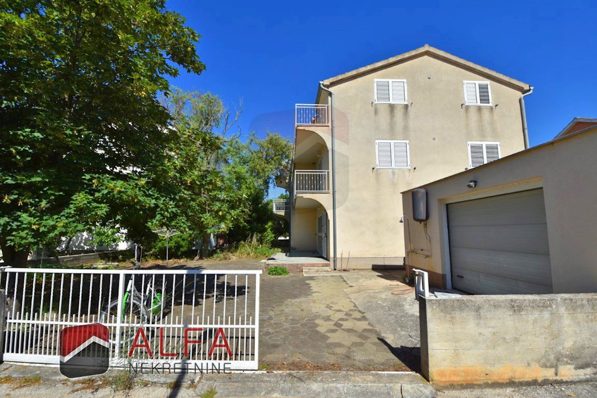 Croazia, Vodice, Srima, casa indipendente in vendita con 5 appartamenti, vicino al mare