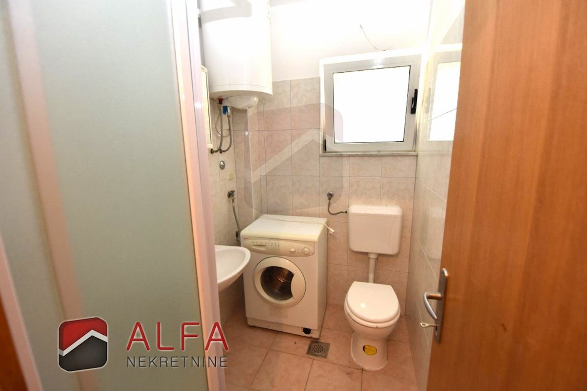 Croazia, Vodice, Srima, casa indipendente in vendita con 5 appartamenti, vicino al mare
