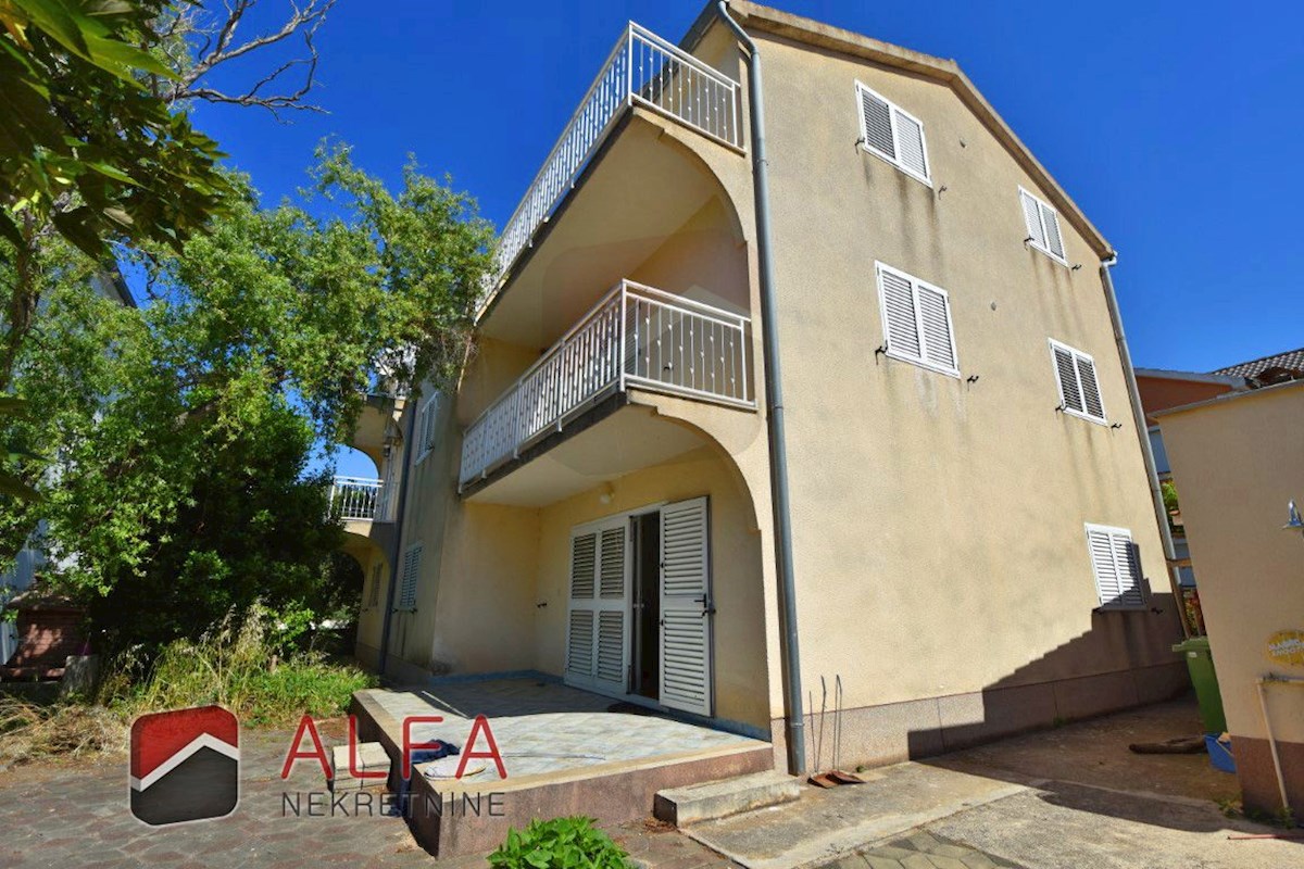 Croazia, Vodice, Srima, casa indipendente in vendita con 5 appartamenti, vicino al mare