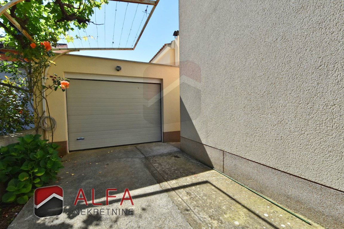 Croazia, Vodice, Srima, casa indipendente in vendita con 5 appartamenti, vicino al mare
