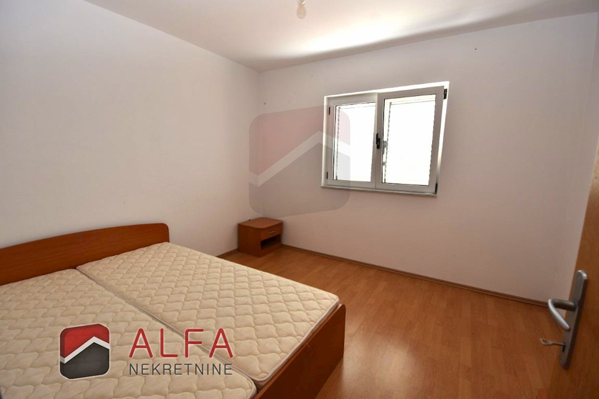Croazia, Vodice, Srima, casa indipendente in vendita con 5 appartamenti, vicino al mare