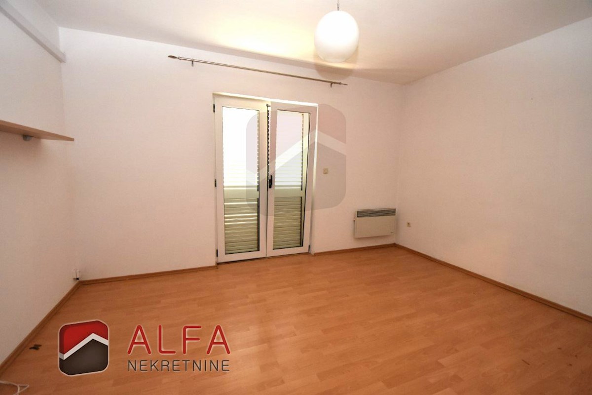Croazia, Vodice, Srima, casa indipendente in vendita con 5 appartamenti, vicino al mare