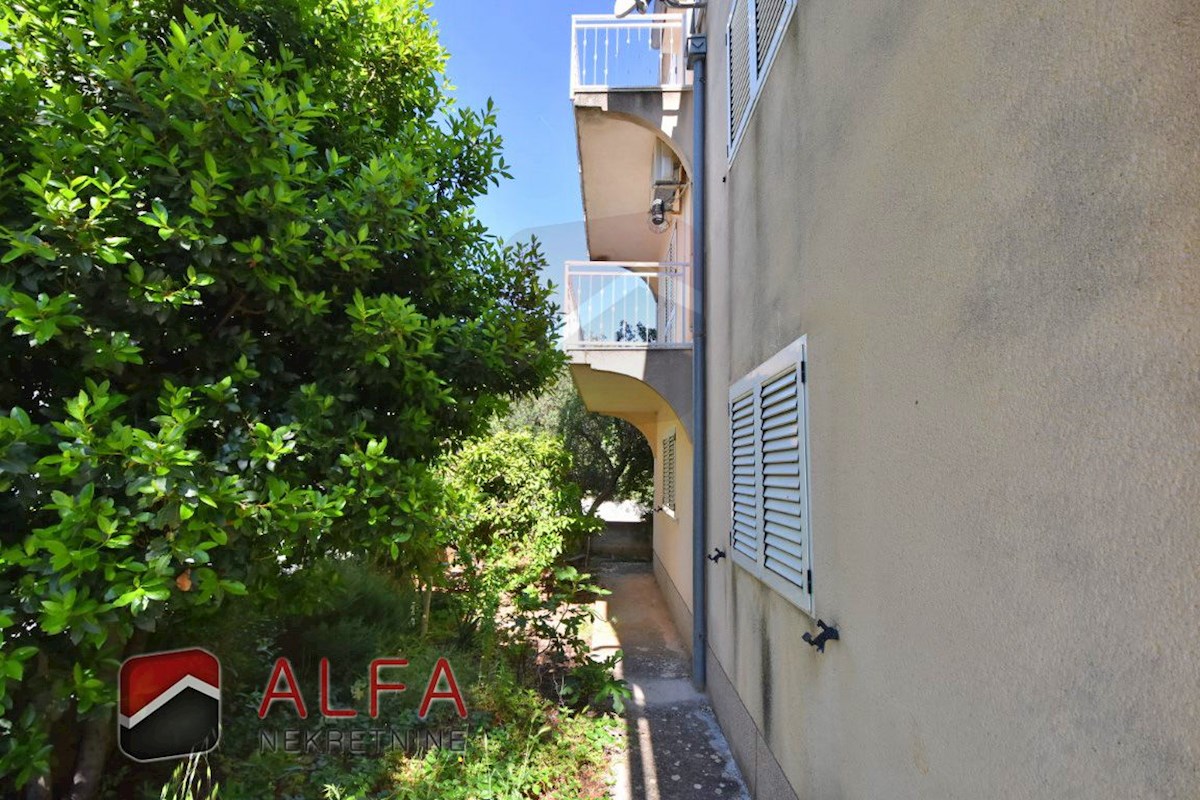 Croazia, Vodice, Srima, casa indipendente in vendita con 5 appartamenti, vicino al mare