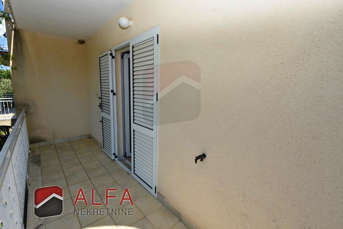 Croazia, Vodice, Srima, casa indipendente in vendita con 5 appartamenti, vicino al mare