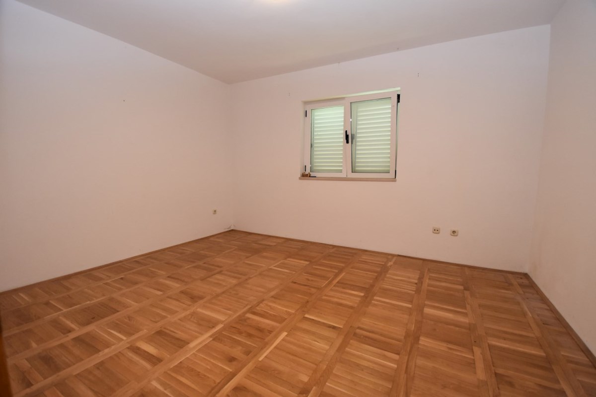 Croazia, Vodice, Srima, casa indipendente in vendita con 5 appartamenti, vicino al mare