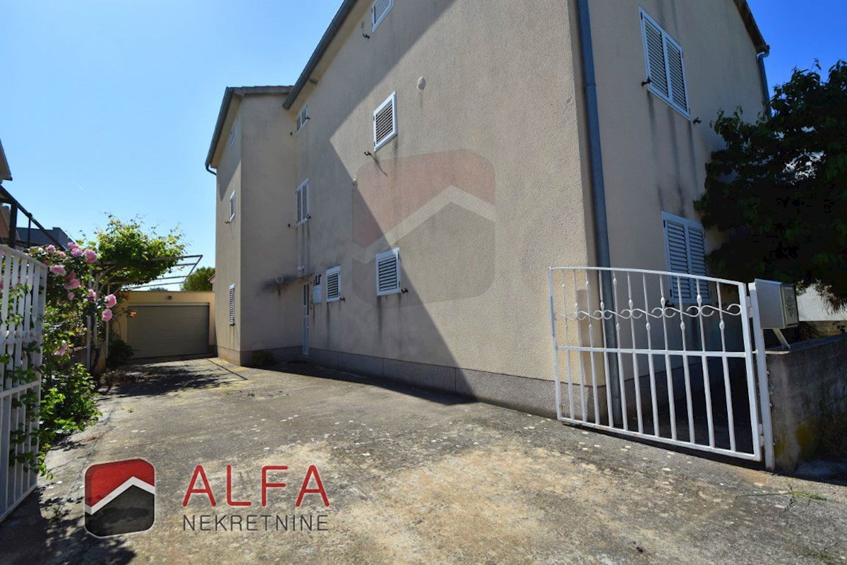 Croazia, Vodice, Srima, casa indipendente in vendita con 5 appartamenti, vicino al mare