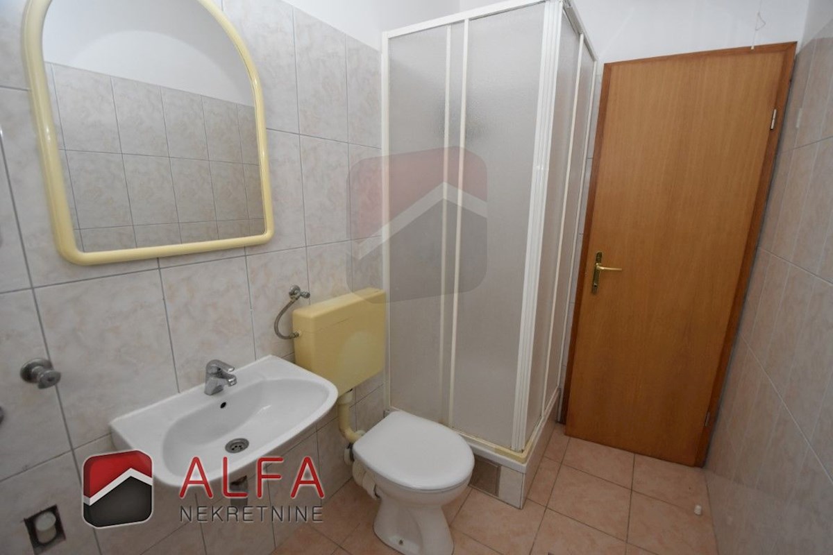 Croazia, Vodice, Srima, casa indipendente in vendita con 5 appartamenti, vicino al mare