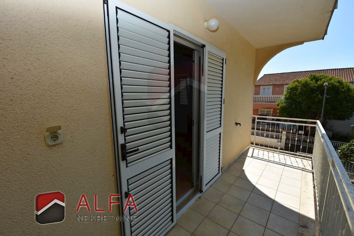 Croazia, Vodice, Srima, casa indipendente in vendita con 5 appartamenti, vicino al mare