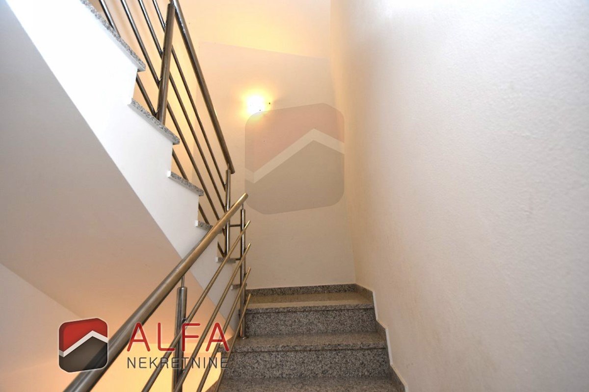 Croazia, Vodice, Srima, casa indipendente in vendita con 5 appartamenti, vicino al mare