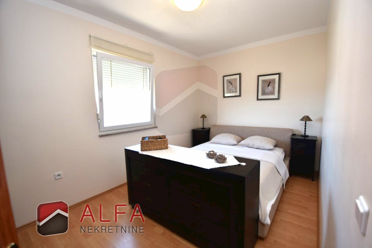 Croazia, Vodice – grazioso appartamento con due camere da letto in vendita al primo piano, vicino al mare