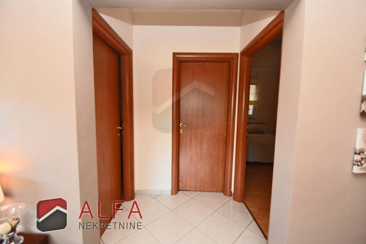 Croazia, Vodice – grazioso appartamento con due camere da letto in vendita al primo piano, vicino al mare