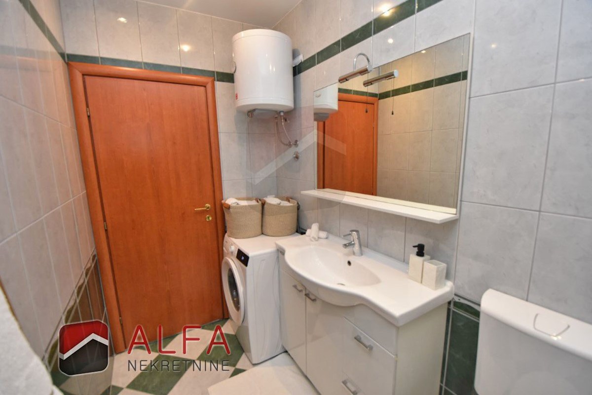 Croazia, Vodice – grazioso appartamento con due camere da letto in vendita al primo piano, vicino al mare