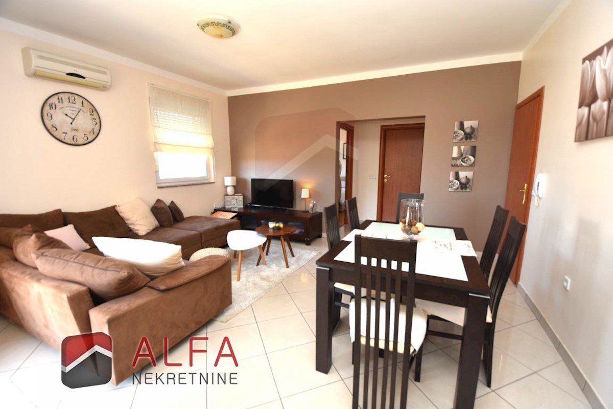 Croazia, Vodice – grazioso appartamento con due camere da letto in vendita al primo piano, vicino al mare