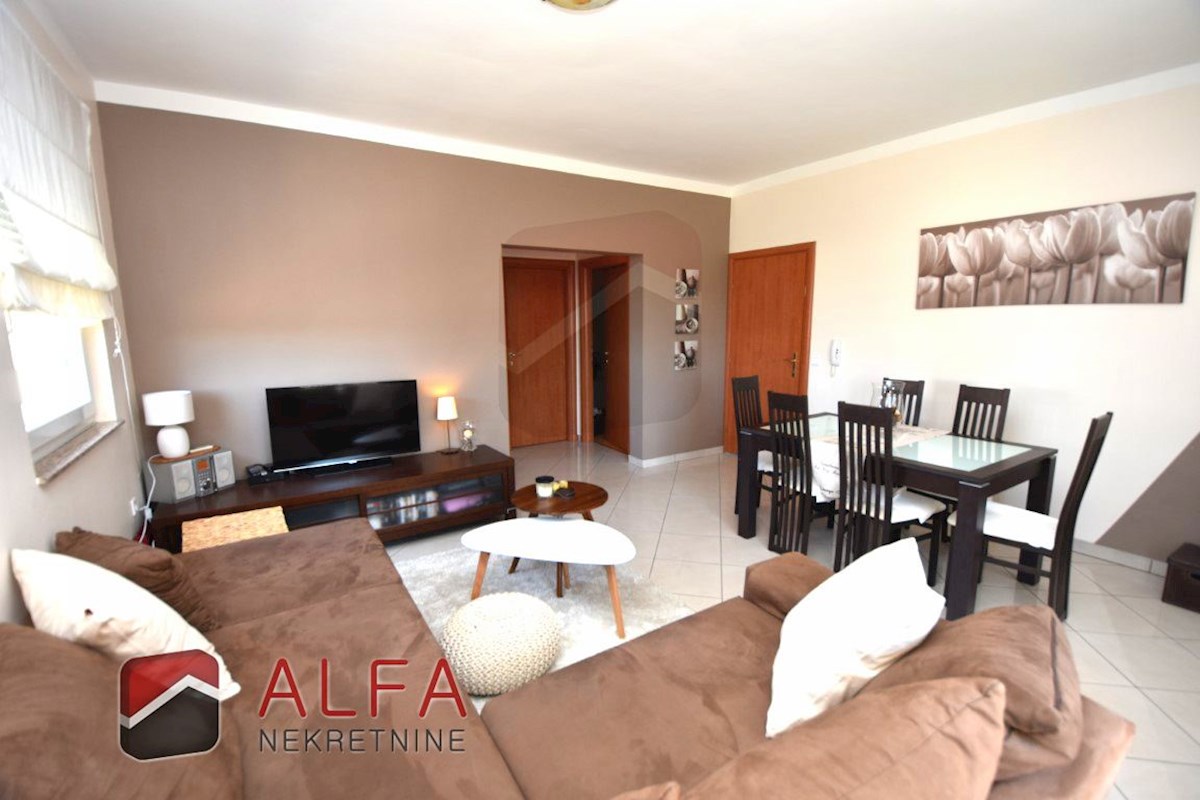 Croazia, Vodice – grazioso appartamento con due camere da letto in vendita al primo piano, vicino al mare