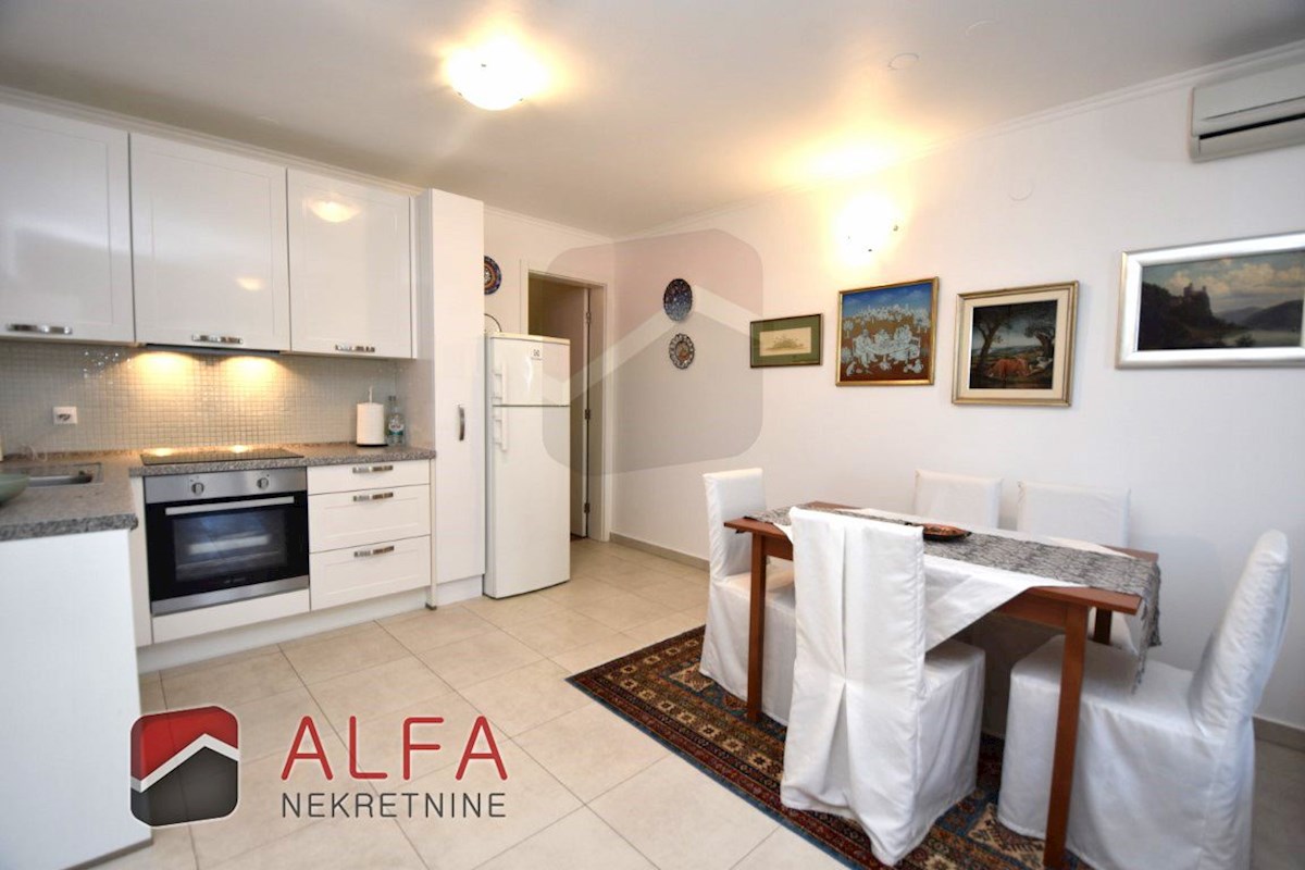 Croazia, Vodice – ATTRAENTE appartamento arredato in vendita, primo piano, a 150 m dal mare