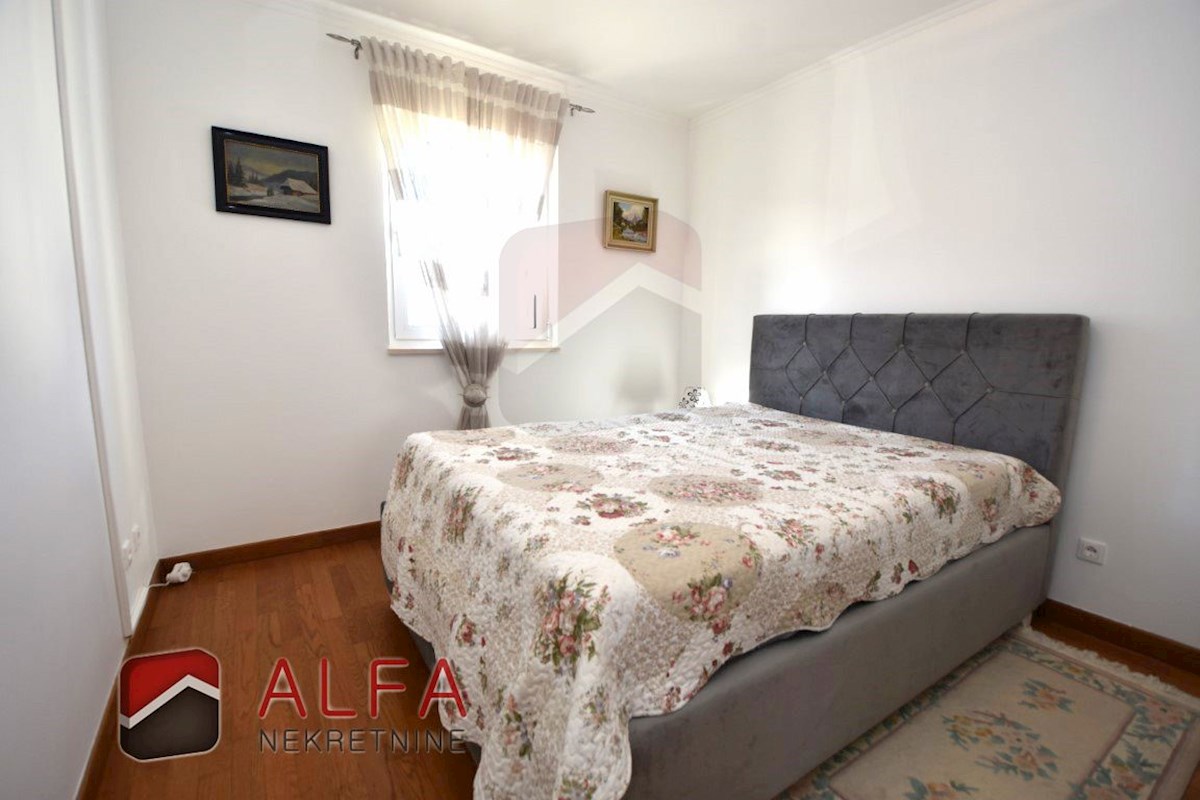 Croazia, Vodice – ATTRAENTE appartamento arredato in vendita, primo piano, a 150 m dal mare