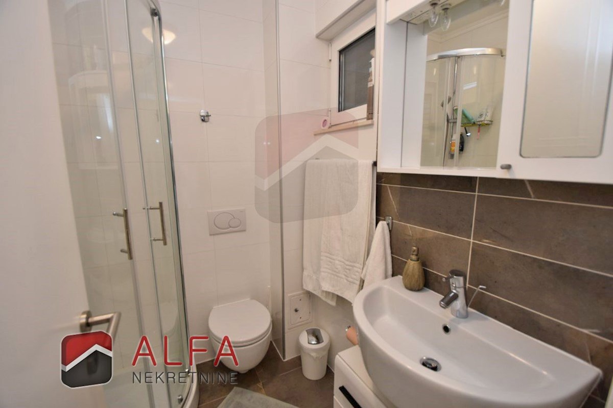 Croazia, Vodice – ATTRAENTE appartamento arredato in vendita, primo piano, a 150 m dal mare