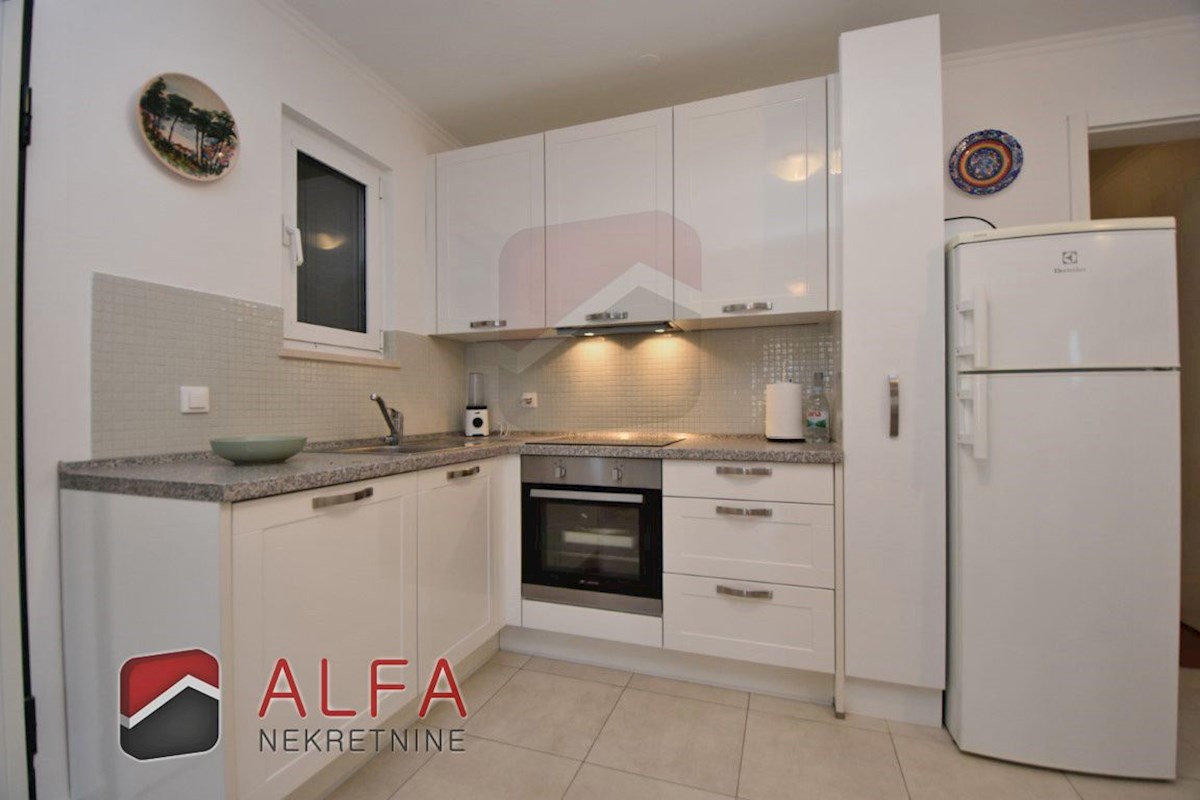 Croazia, Vodice – ATTRAENTE appartamento arredato in vendita, primo piano, a 150 m dal mare