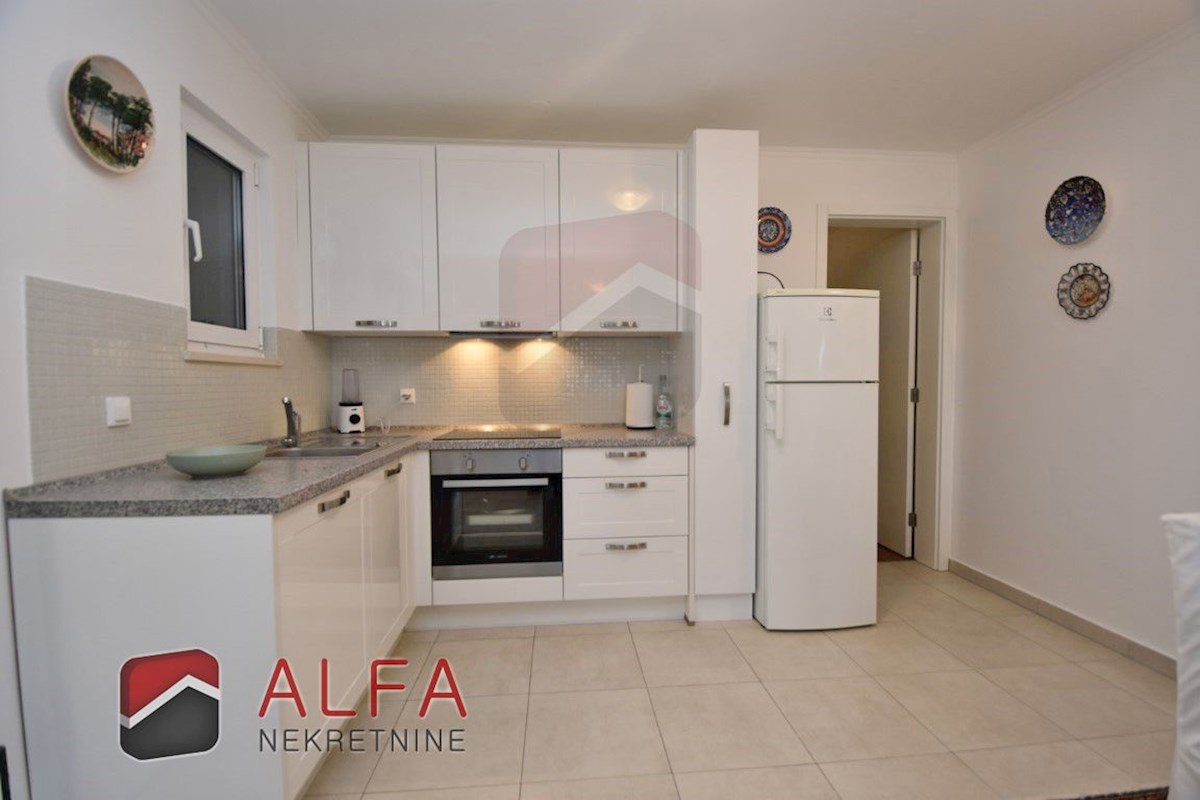 Croazia, Vodice – ATTRAENTE appartamento arredato in vendita, primo piano, a 150 m dal mare