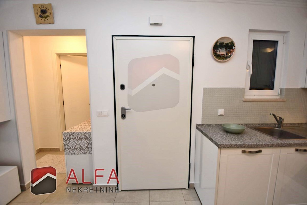 Croazia, Vodice – ATTRAENTE appartamento arredato in vendita, primo piano, a 150 m dal mare