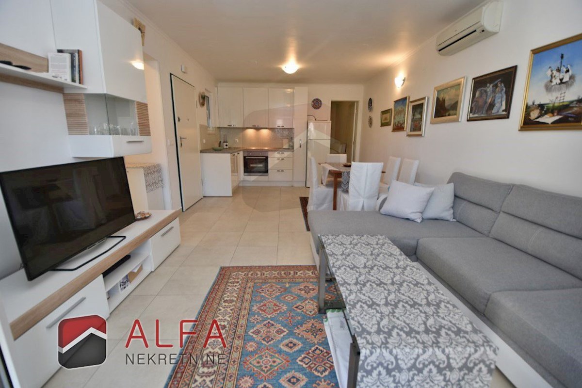 Croazia, Vodice – ATTRAENTE appartamento arredato in vendita, primo piano, a 150 m dal mare