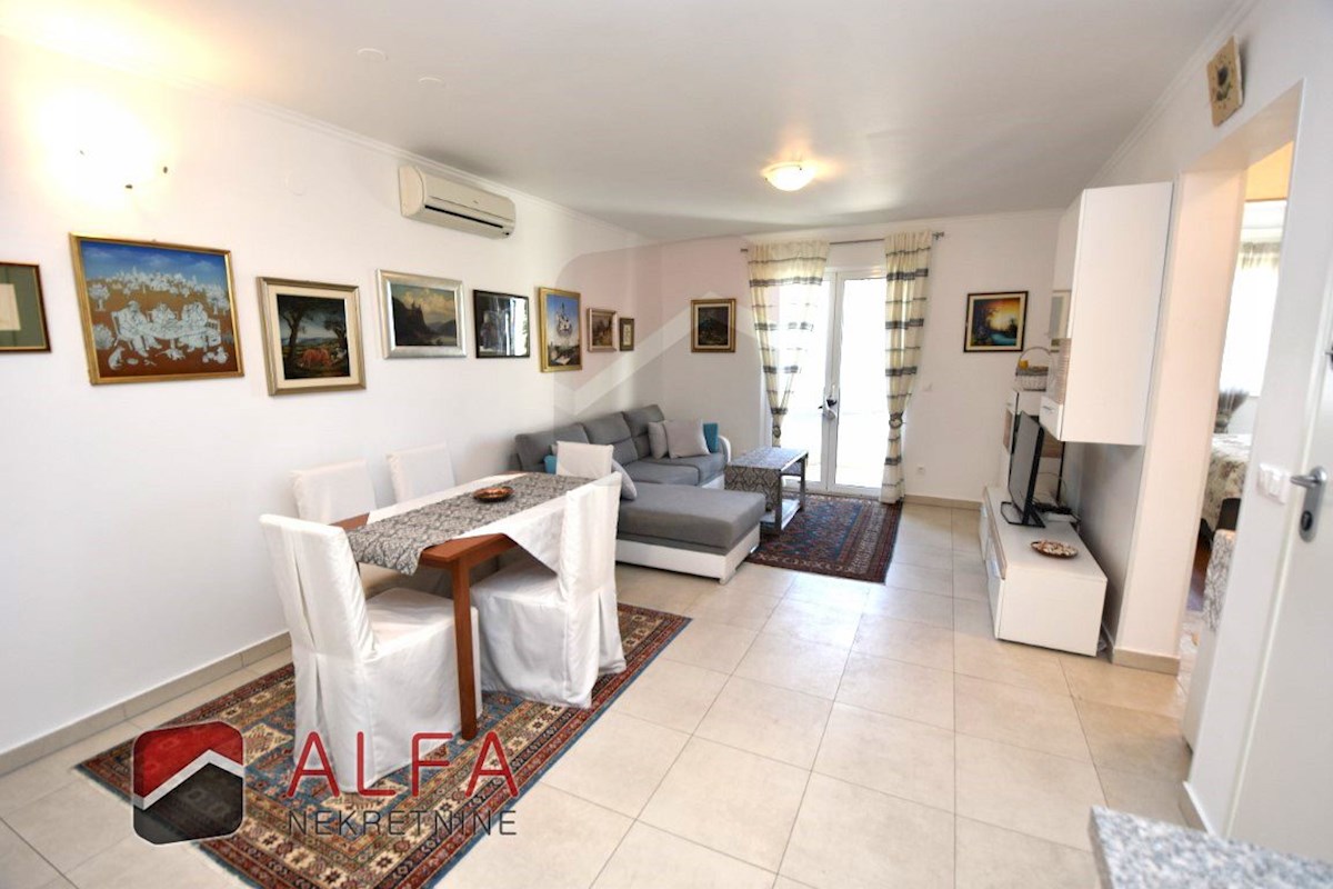 Croazia, Vodice – ATTRAENTE appartamento arredato in vendita, primo piano, a 150 m dal mare