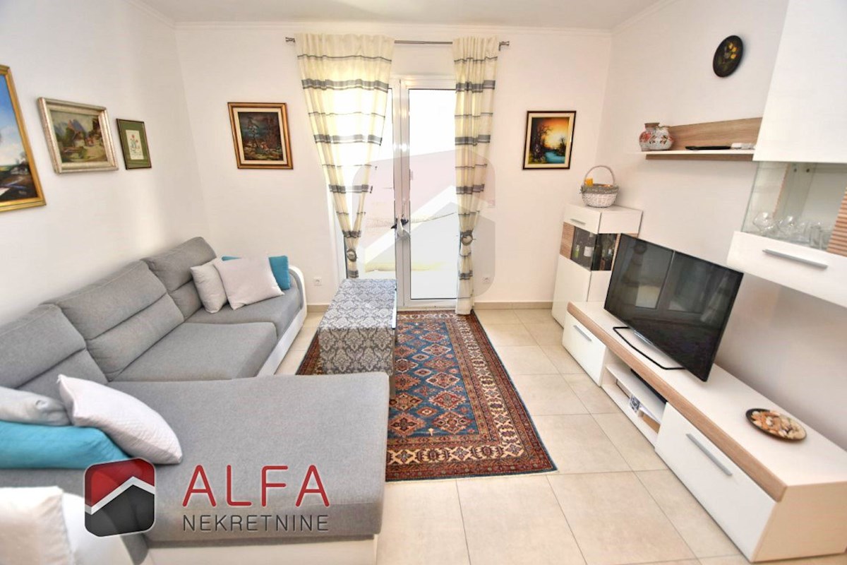 Croazia, Vodice – ATTRAENTE appartamento arredato in vendita, primo piano, a 150 m dal mare