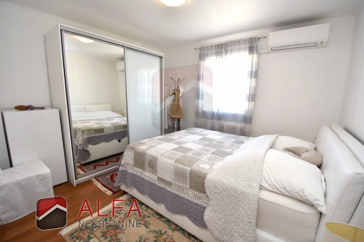 Croazia, Vodice – ATTRAENTE appartamento arredato in vendita, primo piano, a 150 m dal mare