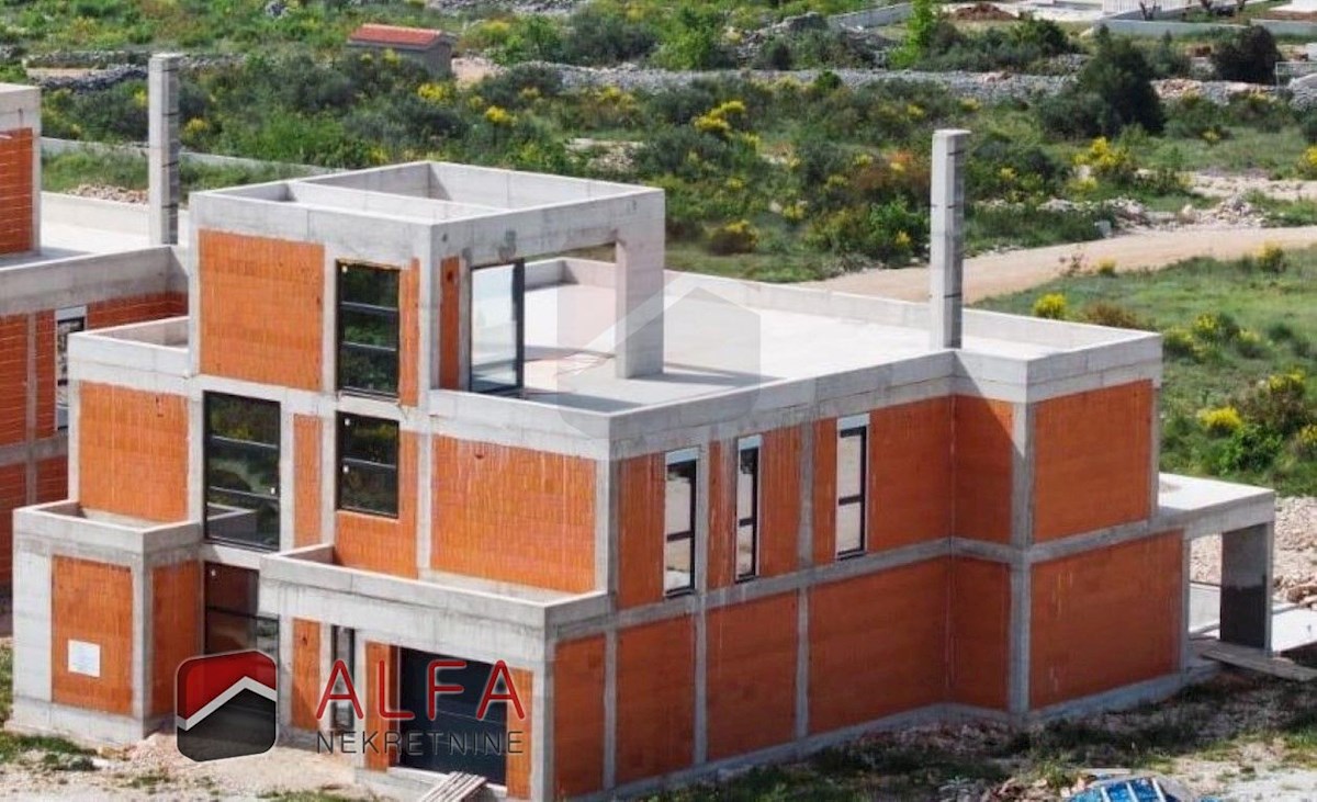 Croazia, Vodice – villa moderna in vendita, con piscina, garage e vista panoramica sul mare