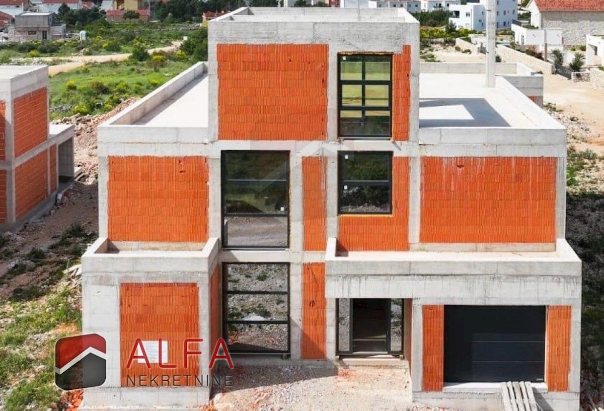 Croazia, Vodice – villa moderna in vendita, con piscina, garage e vista panoramica sul mare