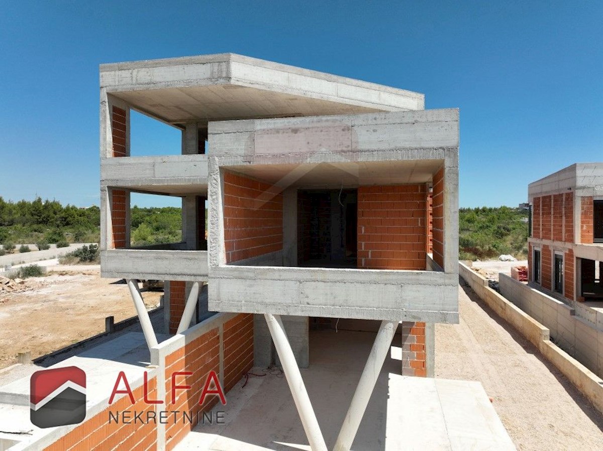 Croazia, Vodice – nuovo appartamento su due livelli in vendita, piscina, giardino, vista mare