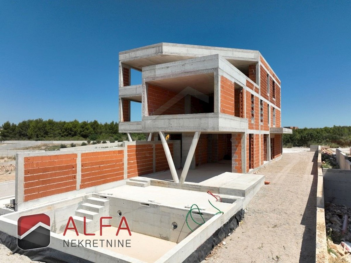 Croazia, Vodice – nuovo appartamento su due livelli in vendita, piscina, giardino, vista mare