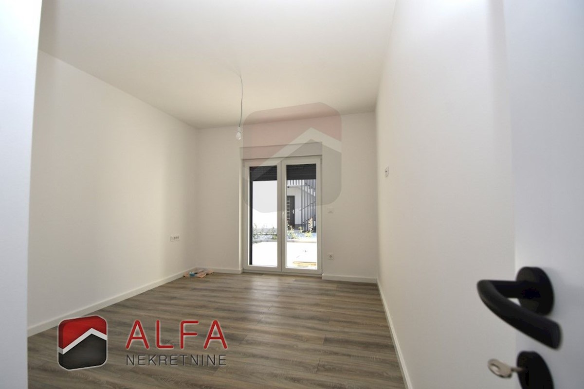 Croazia, Vodice – nuovo e confortevole appartamento al piano terra in vendita con giardino di 120 m²