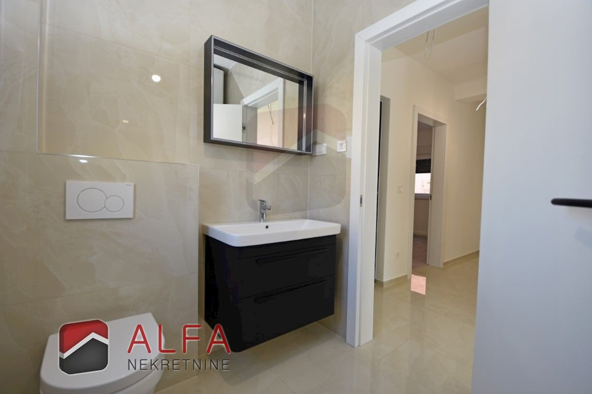 Croazia, Vodice – nuovo e confortevole appartamento al piano terra in vendita con giardino di 120 m²