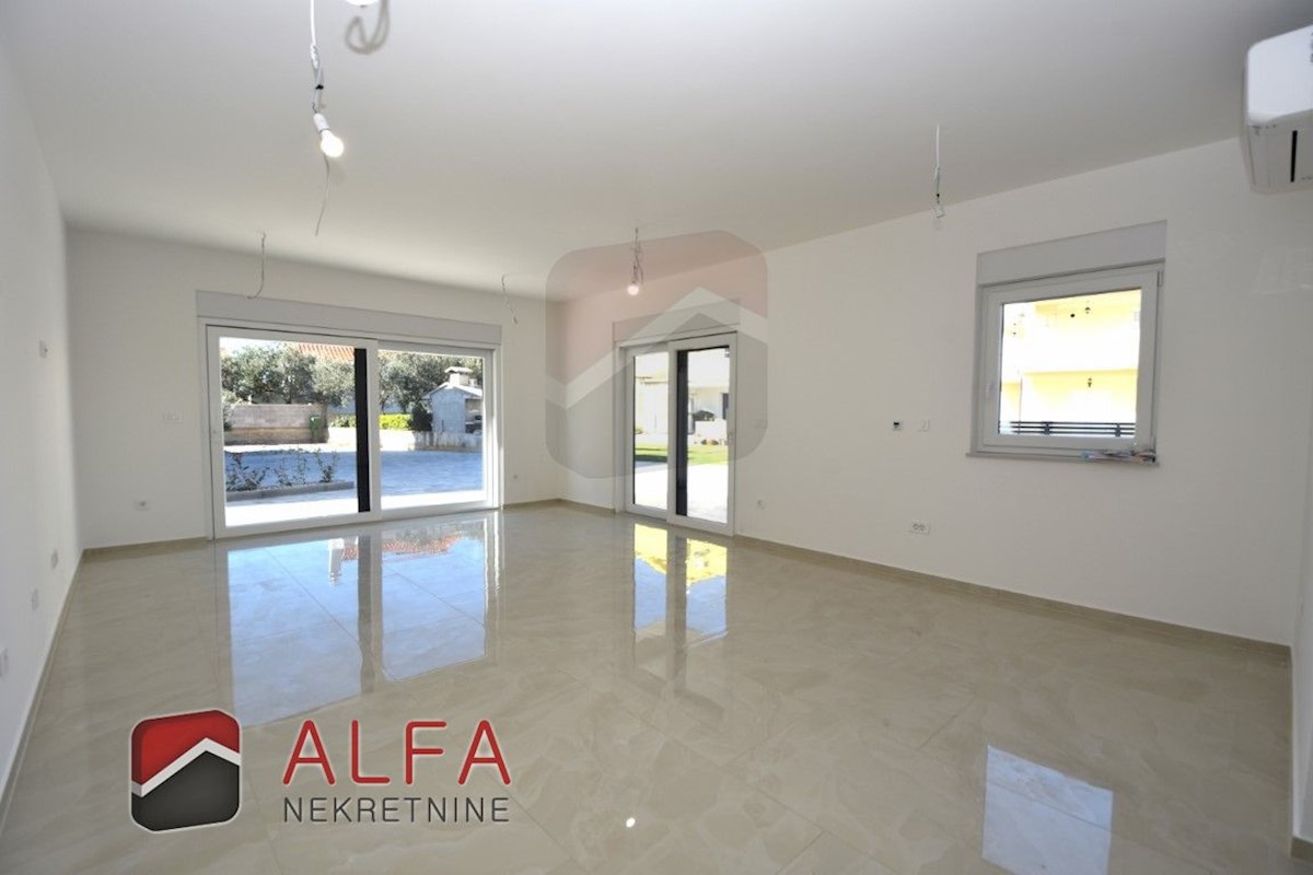 Croazia, Vodice – nuovo e confortevole appartamento al piano terra in vendita con giardino di 120 m²