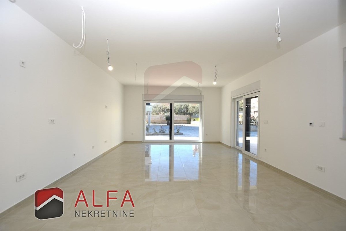 Croazia, Vodice – nuovo e confortevole appartamento al piano terra in vendita con giardino di 120 m²