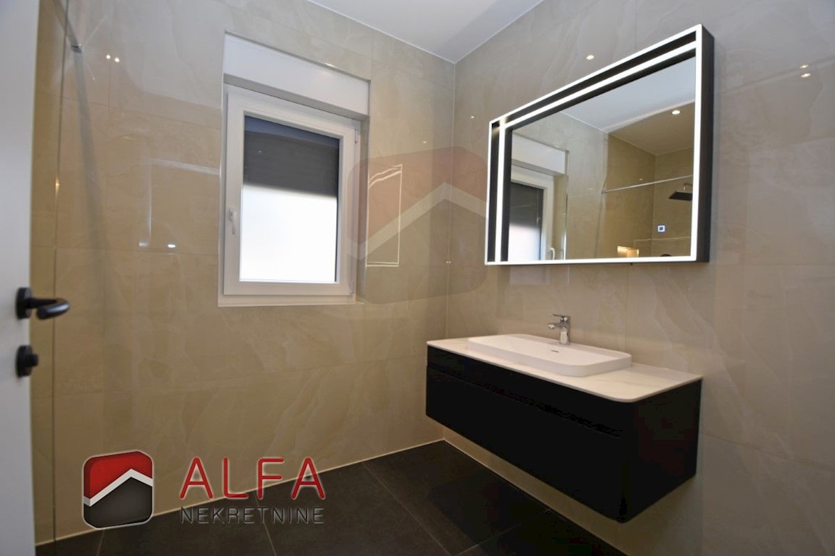 Croazia, Vodice – nuovo e confortevole appartamento al piano terra in vendita con giardino di 120 m²