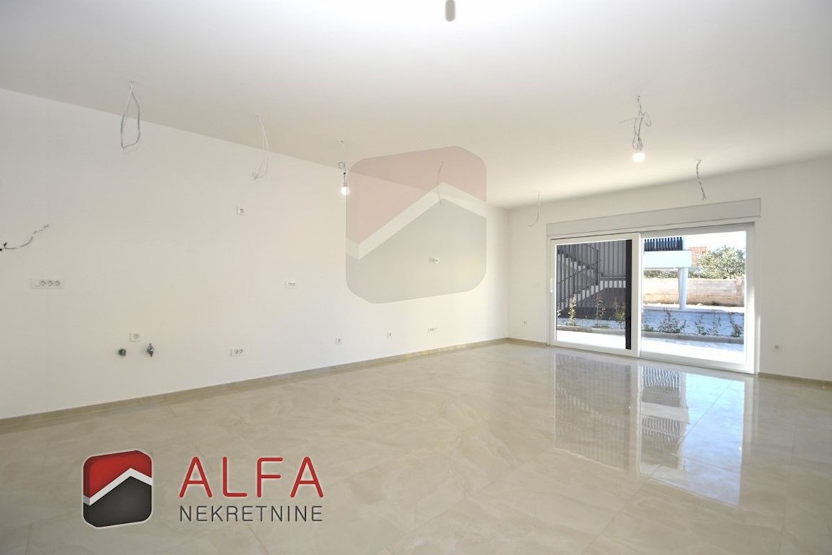 Croazia, Vodice – nuovo e confortevole appartamento al piano terra in vendita con giardino di 120 m²