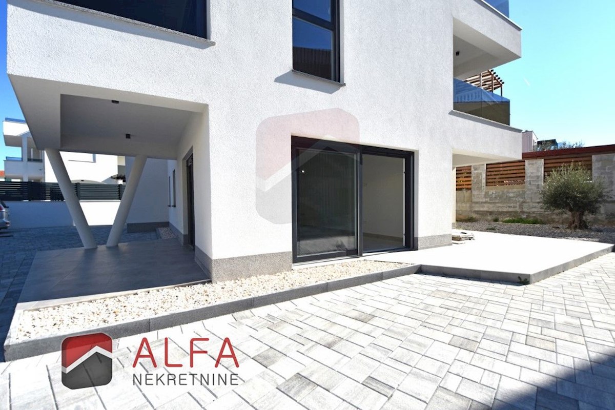 Croazia, Vodice – nuovo e confortevole appartamento al piano terra in vendita con giardino di 120 m²