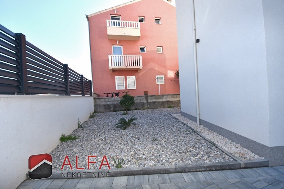 Croazia, Vodice – nuovo e confortevole appartamento al piano terra in vendita con giardino di 120 m²