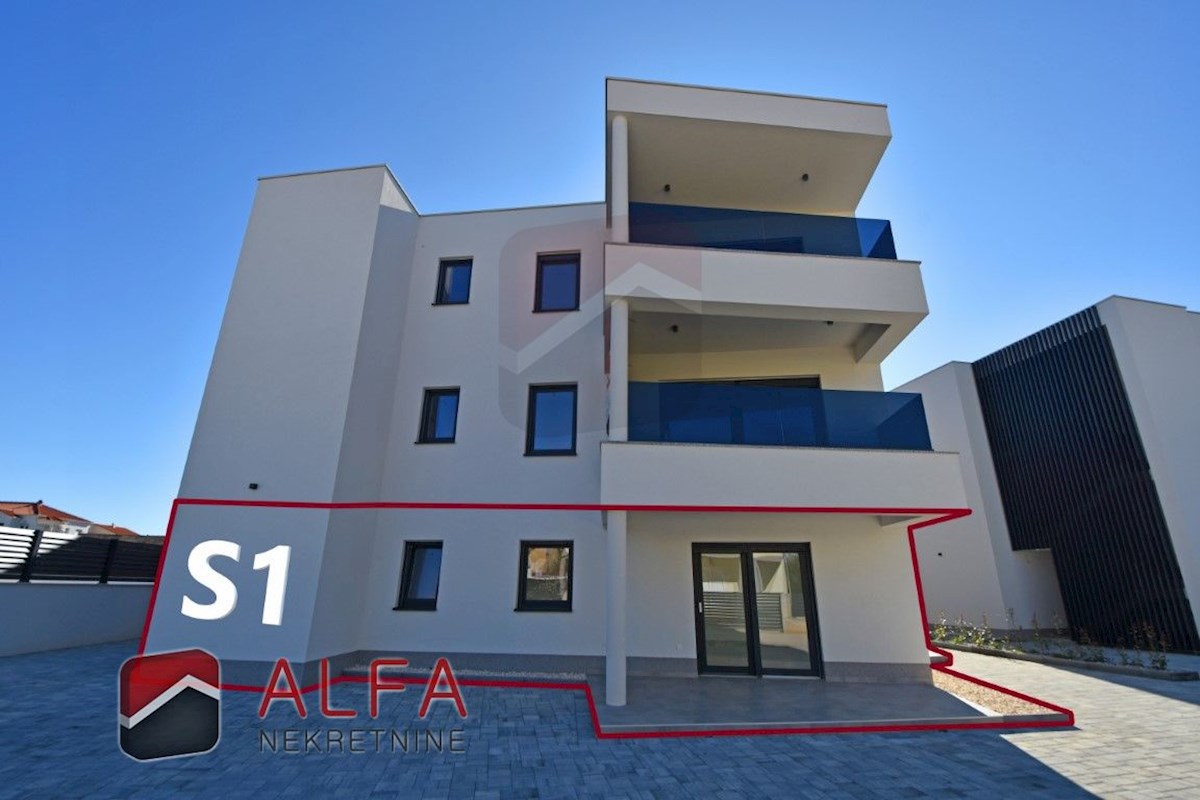 Croazia, Vodice – nuovo e confortevole appartamento al piano terra in vendita con giardino di 120 m²