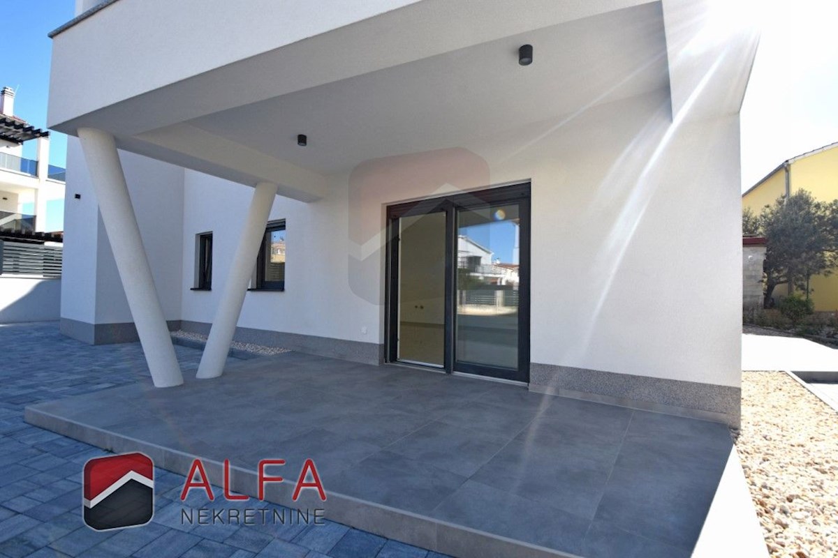 Croazia, Vodice – nuovo e confortevole appartamento al piano terra in vendita con giardino di 120 m²