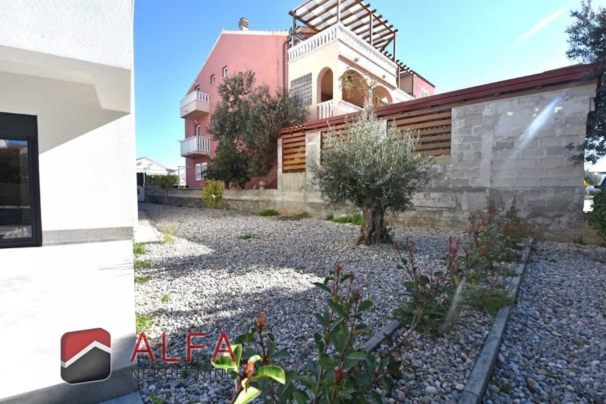 Croazia, Vodice – nuovo e confortevole appartamento al piano terra in vendita con giardino di 120 m²