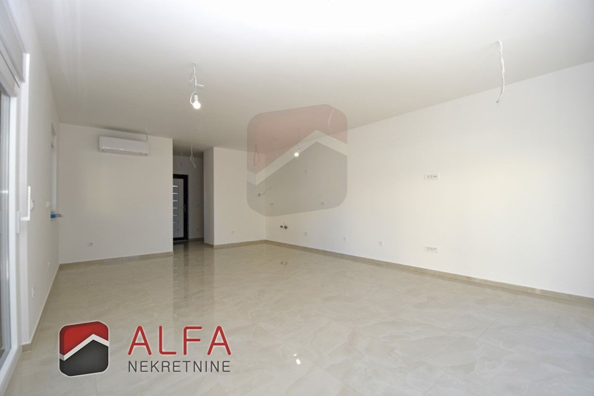 Croazia, Vodice – nuovo e confortevole appartamento al piano terra in vendita con giardino di 120 m²